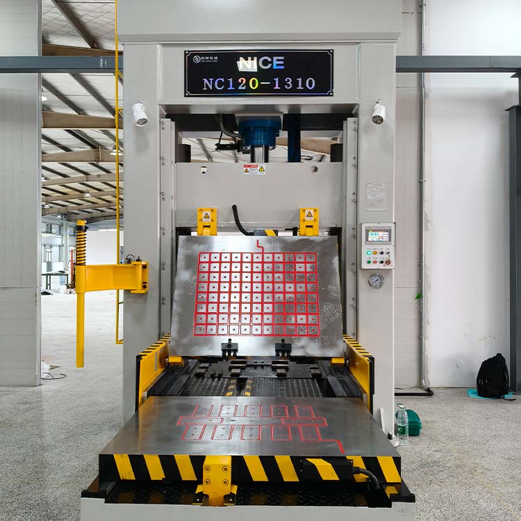 耐斯机械最新推出智能型轮胎合模机